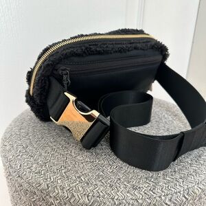 Lululemon Everywhere Belt Bag Fleece - Black/Gold